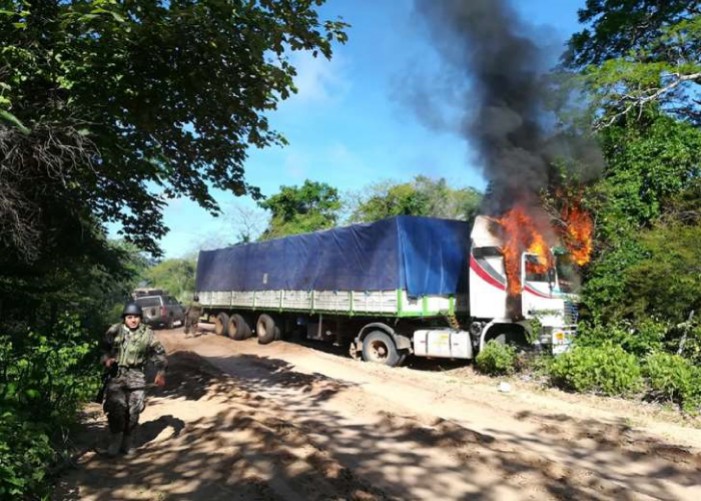imagen de noticia: Cerca a las 7:30 de este jueves, funcionarios de la Aduana y efectivos militares fueron emboscados por un grupo de presuntos contrabandistas en el trayecto Abapó-Santa Cruz